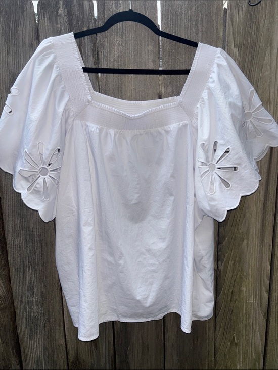 Jodifl Tops - Jodifl Chic Feminine White Top Blouse Laser Floral Bell Women’s Plus 3X NWOT